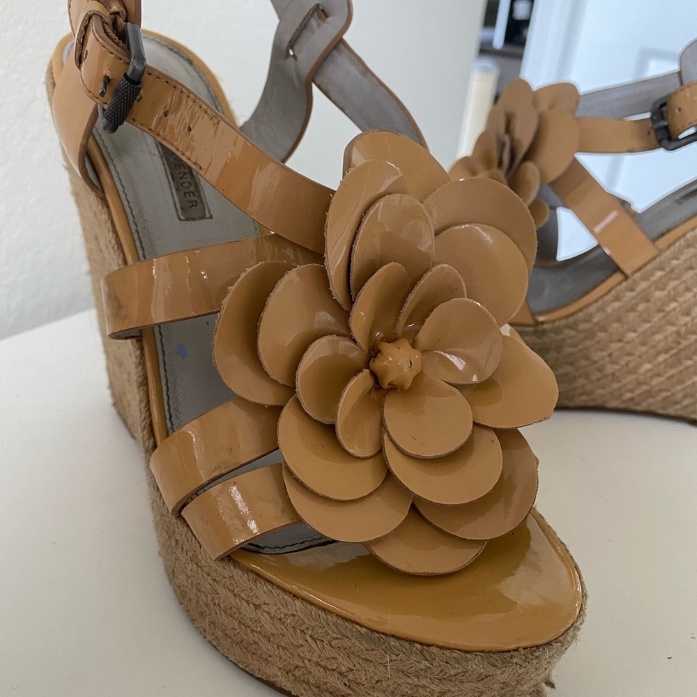 Vera Wang Lavender Wedges 9.5 - Picture 2 of 9
